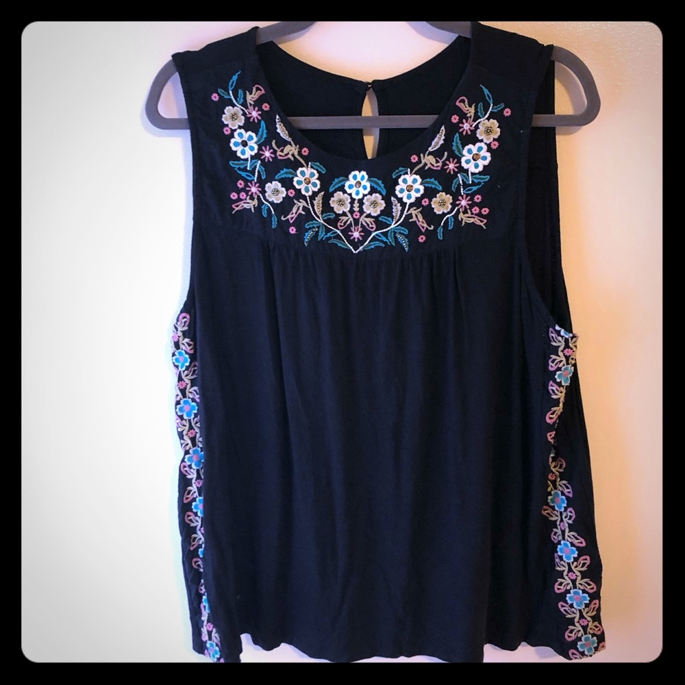 Cute top with embroidery 🌺